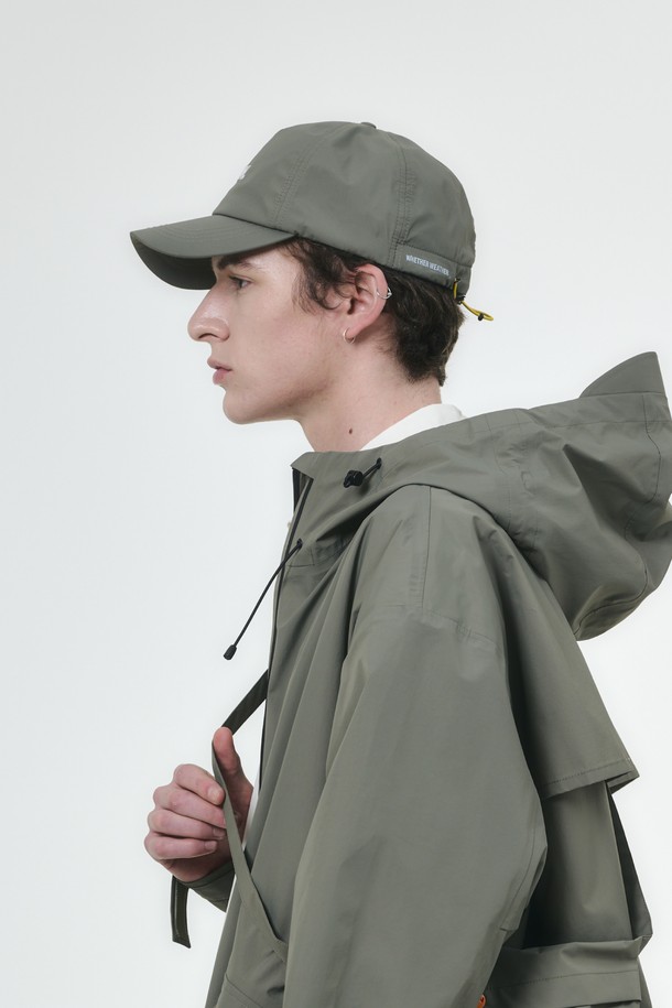 BOHO(보호) Waterproof(워터프루프) 캡 모자 - WWW는 사계절 착용 가능한 공용 캡 모자입니다. 카키 색상에 나일론과 폴리에스테르 소재를 사용하여 부드러운 촉감을 선사하며, 아웃도어 및 일상에서 활용하기 좋습니다. 방수, 방풍, UV 차단, 통기 기능을 갖추고 있으며, 사이즈 조절과 재귀반사 기능으로 안전성을 더했습니다. 3중 나일론 쉘 구조, 심실링 처리, DWR 코팅, 마이크로핏 스트링락 시스템을 적용하여 기능성을 높였습니다. 고프코어, 캐주얼, 미니멀 스타일의 등산룩, 캠핑룩, 여행룩에 매치하여 스타일리시하게 연출해보세요.
