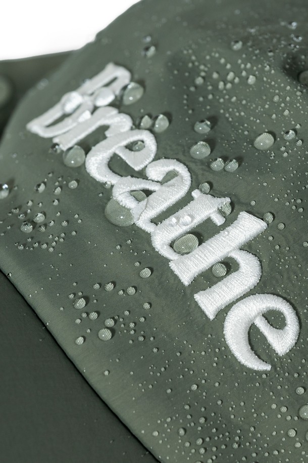 BOHO(보호) Waterproof(워터프루프) 캡 - Breathe(브리드)는 일상, 아웃도어 활동은 물론 하이킹, 러닝에도 적합한 공용 캡모자입니다. 카키 색상에 로고 자수와 메쉬 디자인을 더해 고프코어, 스포티, 캐주얼 스타일을 연출할 수 있습니다. 7cm 깊이와 챙 넓이, 부드러운 촉감의 나일론, 폴리에스테르 혼방 소재로 제작되었으며, 얇은 두께로 사계절 내내 착용 가능합니다. 방수, 통기, UV 차단, 방풍 기능을 갖췄으며, 3중 구조, DWR 코팅, 리플렉티브 로고, 메쉬 안감, 심실링 처리로 기능성을 높였습니다. 사이즈 조절이 가능하여 편안하게 착용할 수 있습니다.
