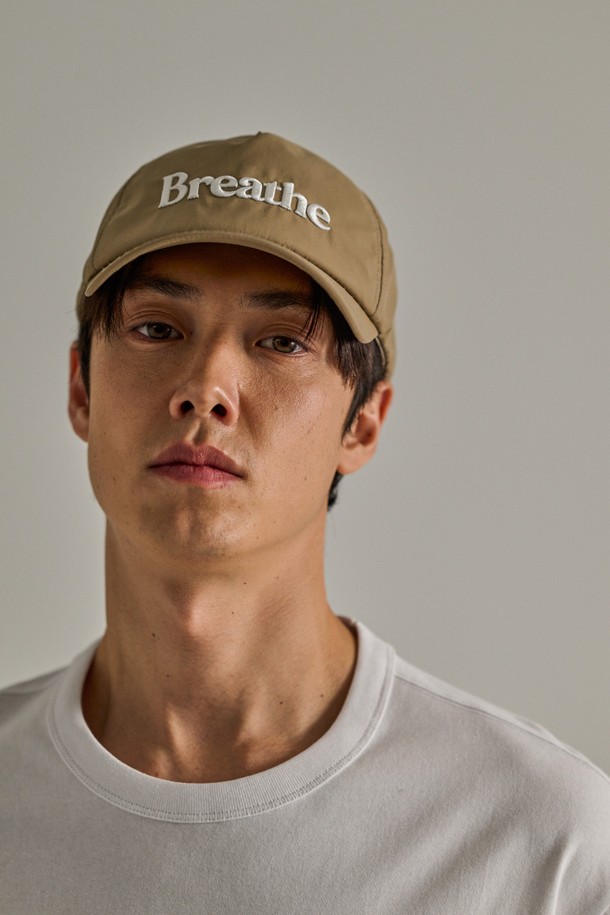 BOHO 워터프루프 캡 - Breathe는 일상, 아웃도어, 스포츠 활동에 적합한 유니섹스 모자입니다. 베이지 색상에 로고 자수와 리플렉티브 프린트 디자인이 특징이며, 봄, 여름, 가을, 겨울 사계절 모두 착용 가능합니다. 7cm 깊이와 7cm 챙 넓이로 제작되었으며, 방수, 투습, 발수, 방풍 기능을 갖춘 3레이어 나일론 쉘 패브릭, 메쉬 안감, 이지핏 스트랩 시스템, 심실링 처리로 뛰어난 기능성을 제공합니다. 고프코어, 미니멀, 스포티 스타일을 즐겨 입는 여행룩 및 캠핑룩 연출에 활용하기 좋습니다.
