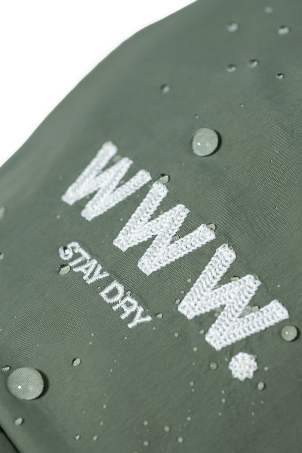 BOHO(보호) Waterproof(워터프루프) 캡 모자 - WWW는 사계절 착용 가능한 공용 캡 모자입니다. 카키 색상에 나일론과 폴리에스테르 소재를 사용하여 부드러운 촉감을 선사하며, 아웃도어 및 일상에서 활용하기 좋습니다. 방수, 방풍, UV 차단, 통기 기능을 갖추고 있으며, 사이즈 조절과 재귀반사 기능으로 안전성을 더했습니다. 3중 나일론 쉘 구조, 심실링 처리, DWR 코팅, 마이크로핏 스트링락 시스템을 적용하여 기능성을 높였습니다. 고프코어, 캐주얼, 미니멀 스타일의 등산룩, 캠핑룩, 여행룩에 매치하여 스타일리시하게 연출해보세요.
