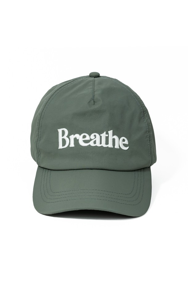 BOHO(보호) Waterproof(워터프루프) 캡 - Breathe(브리드)는 일상, 아웃도어 활동은 물론 하이킹, 러닝에도 적합한 공용 캡모자입니다. 카키 색상에 로고 자수와 메쉬 디자인을 더해 고프코어, 스포티, 캐주얼 스타일을 연출할 수 있습니다. 7cm 깊이와 챙 넓이, 부드러운 촉감의 나일론, 폴리에스테르 혼방 소재로 제작되었으며, 얇은 두께로 사계절 내내 착용 가능합니다. 방수, 통기, UV 차단, 방풍 기능을 갖췄으며, 3중 구조, DWR 코팅, 리플렉티브 로고, 메쉬 안감, 심실링 처리로 기능성을 높였습니다. 사이즈 조절이 가능하여 편안하게 착용할 수 있습니다.
