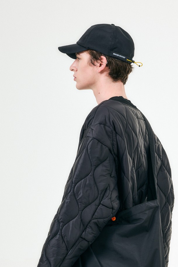 BOHO(보호) 워터프루프 캡 - WWW는 일상, 아웃도어 활동에 적합한 블랙 컬러의 캡모자입니다. 얇은 두께감과 부드러운 촉감의 나일론, 폴리에스테르 혼방 소재로 제작되어 사계절 내내 착용 가능합니다. 7.7cm 깊이의 모자에 자수 로고 디자인을 더했으며, 3중 나일론 쉘 구조, 프랑스 자수, 방수 코팅 자수실, 심실링 처리, DWR 발수 처리, 마이크로핏 스트링락 시스템 등 다양한 기능성을 갖췄습니다. 방수, 방풍, UV 차단 기능으로 아웃도어 활동 시에도 쾌적함을 유지하며, 사이즈 조절이 가능하여 편안한 착용감을 제공합니다. 여행룩, 캠핑룩, 캐주얼, 고프코어 및 미니멀 스타일 연출에 활용하기 좋습니다.
