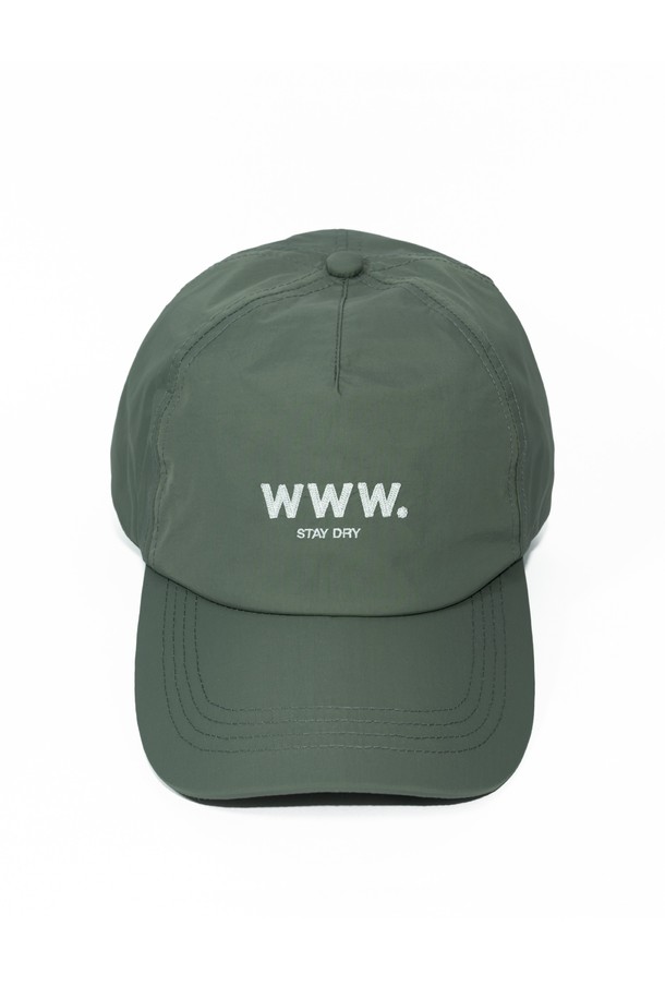 BOHO(보호) Waterproof(워터프루프) 캡 모자 - WWW는 사계절 착용 가능한 공용 캡 모자입니다. 카키 색상에 나일론과 폴리에스테르 소재를 사용하여 부드러운 촉감을 선사하며, 아웃도어 및 일상에서 활용하기 좋습니다. 방수, 방풍, UV 차단, 통기 기능을 갖추고 있으며, 사이즈 조절과 재귀반사 기능으로 안전성을 더했습니다. 3중 나일론 쉘 구조, 심실링 처리, DWR 코팅, 마이크로핏 스트링락 시스템을 적용하여 기능성을 높였습니다. 고프코어, 캐주얼, 미니멀 스타일의 등산룩, 캠핑룩, 여행룩에 매치하여 스타일리시하게 연출해보세요.
