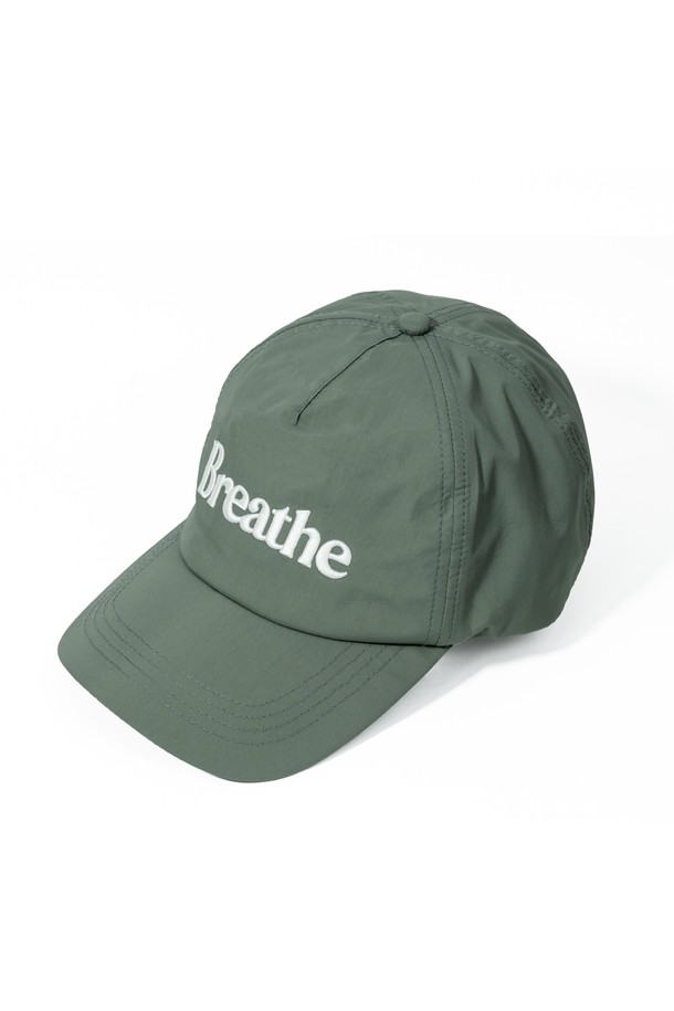 BOHO(보호) Waterproof(워터프루프) 캡 - Breathe(브리드)는 일상, 아웃도어 활동은 물론 하이킹, 러닝에도 적합한 공용 캡모자입니다. 카키 색상에 로고 자수와 메쉬 디자인을 더해 고프코어, 스포티, 캐주얼 스타일을 연출할 수 있습니다. 7cm 깊이와 챙 넓이, 부드러운 촉감의 나일론, 폴리에스테르 혼방 소재로 제작되었으며, 얇은 두께로 사계절 내내 착용 가능합니다. 방수, 통기, UV 차단, 방풍 기능을 갖췄으며, 3중 구조, DWR 코팅, 리플렉티브 로고, 메쉬 안감, 심실링 처리로 기능성을 높였습니다. 사이즈 조절이 가능하여 편안하게 착용할 수 있습니다.
