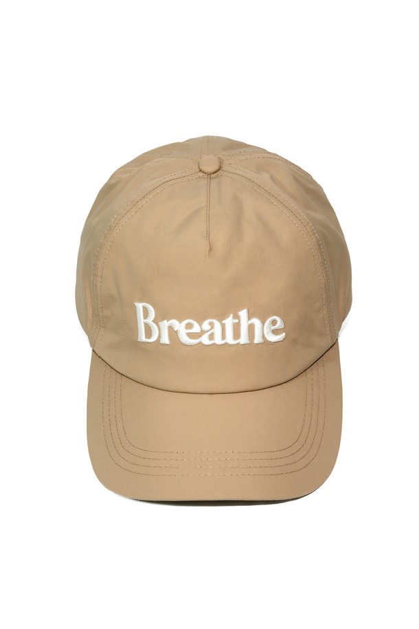 BOHO 워터프루프 캡 - Breathe는 일상, 아웃도어, 스포츠 활동에 적합한 유니섹스 모자입니다. 베이지 색상에 로고 자수와 리플렉티브 프린트 디자인이 특징이며, 봄, 여름, 가을, 겨울 사계절 모두 착용 가능합니다. 7cm 깊이와 7cm 챙 넓이로 제작되었으며, 방수, 투습, 발수, 방풍 기능을 갖춘 3레이어 나일론 쉘 패브릭, 메쉬 안감, 이지핏 스트랩 시스템, 심실링 처리로 뛰어난 기능성을 제공합니다. 고프코어, 미니멀, 스포티 스타일을 즐겨 입는 여행룩 및 캠핑룩 연출에 활용하기 좋습니다.
