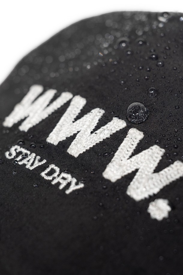 BOHO(보호) 워터프루프 캡 - WWW는 일상, 아웃도어 활동에 적합한 블랙 컬러의 캡모자입니다. 얇은 두께감과 부드러운 촉감의 나일론, 폴리에스테르 혼방 소재로 제작되어 사계절 내내 착용 가능합니다. 7.7cm 깊이의 모자에 자수 로고 디자인을 더했으며, 3중 나일론 쉘 구조, 프랑스 자수, 방수 코팅 자수실, 심실링 처리, DWR 발수 처리, 마이크로핏 스트링락 시스템 등 다양한 기능성을 갖췄습니다. 방수, 방풍, UV 차단 기능으로 아웃도어 활동 시에도 쾌적함을 유지하며, 사이즈 조절이 가능하여 편안한 착용감을 제공합니다. 여행룩, 캠핑룩, 캐주얼, 고프코어 및 미니멀 스타일 연출에 활용하기 좋습니다.
