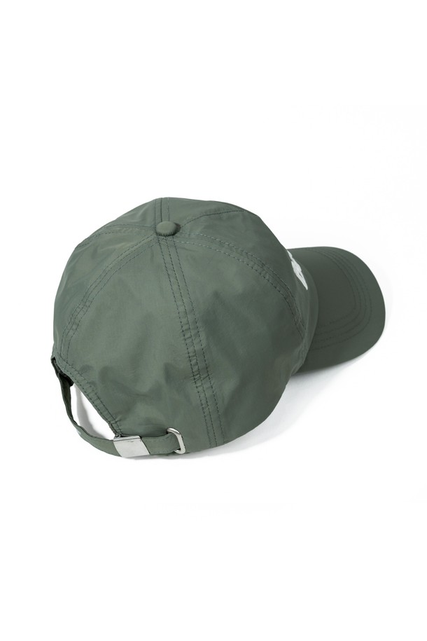 BOHO(보호) Waterproof(워터프루프) 캡 - Breathe(브리드)는 일상, 아웃도어 활동은 물론 하이킹, 러닝에도 적합한 공용 캡모자입니다. 카키 색상에 로고 자수와 메쉬 디자인을 더해 고프코어, 스포티, 캐주얼 스타일을 연출할 수 있습니다. 7cm 깊이와 챙 넓이, 부드러운 촉감의 나일론, 폴리에스테르 혼방 소재로 제작되었으며, 얇은 두께로 사계절 내내 착용 가능합니다. 방수, 통기, UV 차단, 방풍 기능을 갖췄으며, 3중 구조, DWR 코팅, 리플렉티브 로고, 메쉬 안감, 심실링 처리로 기능성을 높였습니다. 사이즈 조절이 가능하여 편안하게 착용할 수 있습니다.
