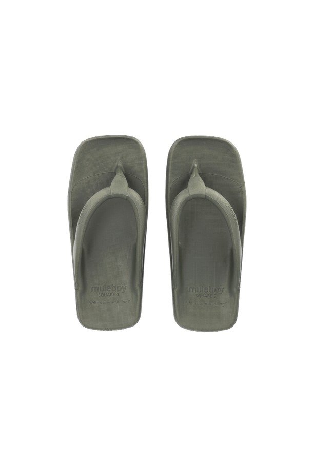 여성용 스퀘어 제트 플립플랍은 딥 리첸 그린 색상의 트렌디한 디자인으로, 일상과 휴식에 편안함을 제공합니다. TPE 소재로 제작되었으며, 충격 흡수 기능과 아치 서포트를 통해 발바닥 압력을 분산시키고 혈액순환을 촉진합니다. 플랫한 굽 타입과 통기성 좋은 소재로 여름철에도 쾌적하게 착용할 수 있습니다.
