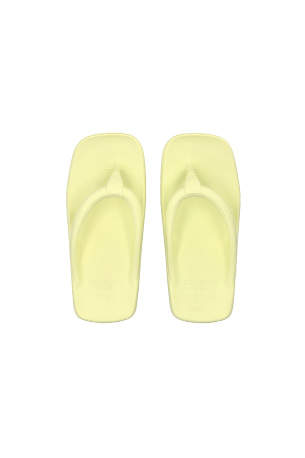 여성용으로 출시된 스퀘어 제트 플립플랍은 왁스 옐로우 색상의 무지 디자인이 돋보입니다. TPE 소재로 제작되었으며, 플랫 타입의 굽이 특징입니다. 일상 및 휴식 시 편안하게 착용 가능하며, 충격 흡수, 아치 서포트, 발압 분산, 근육 마사지, 혈액 순환 촉진 기능이 있어 여름철 쾌적함을 더합니다.
