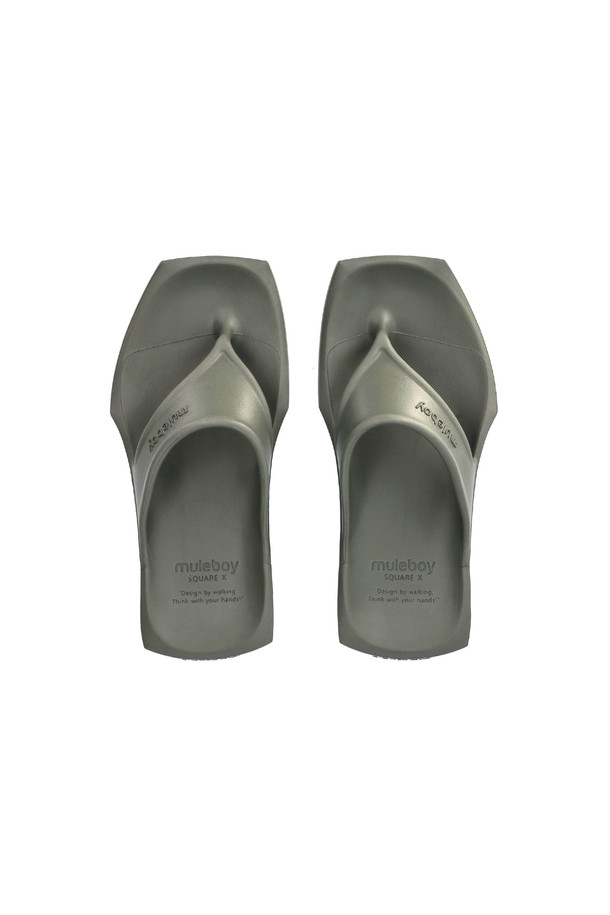 여성을 위한 스퀘어 엑스 플립플랍은 딥 리첸 그린 색상의 트렌디한 플립플랍입니다. TPE 소재로 제작되었으며 RICHfoam 기술이 적용되어 충격 흡수, 아치 서포트, 마사지 효과, 진동 감소 기능을 제공하고 발바닥 접촉 면적을 넓혀 편안함을 더했습니다. 일상 및 실내에서 여름철에 편안하게 착용할 수 있으며, 종아리 근육 사용률을 증가시키는 효과도 있습니다.
