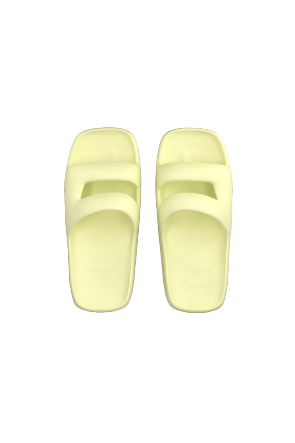 여성용으로 출시된 피아차 제트 슬라이드 왁스 옐로우는 TPE 소재로 제작되었으며, RICHfoam 쿠셔닝, 충격 흡수, 아치 서포트 기능이 있어 일상 및 휴식 시 편안함을 제공합니다. 옐로우 색상의 무지 디자인이 돋보이며, 플랫한 굽과 오픈형 스타일로 봄, 여름철에 적합합니다. 발압 분산 및 혈액순환 개선, 마사지 효과까지 더해진 기능성 슬라이드입니다.
