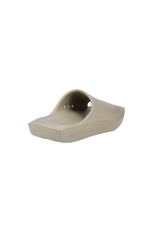 피아차 엑스 슬라이드 타우페는 여성용 슬라이드 샌들로, 일상 및 실내에서 편안하게 신을 수 있습니다. 무지 디자인의 타우페 색상이며, 봄, 여름, 가을에 활용하기 좋습니다. RICHfoam 기술이 적용되어 충격 흡수, 아치 서포트, 압력 분산, 혈액 순환 개선, 다리 근육 회복에 도움을 주는 기능성 슬리퍼입니다.
