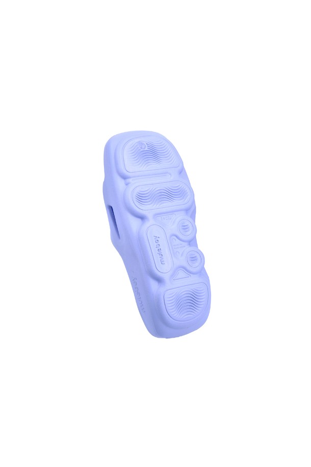 피아차 제트 슬라이드 베이비 라벤더는 여성용 슬라이드 샌들로, 봄, 여름철 일상 및 실내에서 편안하게 착용하기 좋습니다. 은은한 라벤더 컬러의 무지 디자인이 돋보이며, TPE 소재로 제작되어 RICHfoam 쿠셔닝 시스템, 충격 흡수, 아치 서포트 기능을 제공합니다. 플랫한 바닥과 오픈형 디자인으로 발에 편안함을 더하고, 발압 분산, 혈액 순환 개선, 마사지 효과까지 선사하는 피아차 2 구조가 적용되었습니다.
