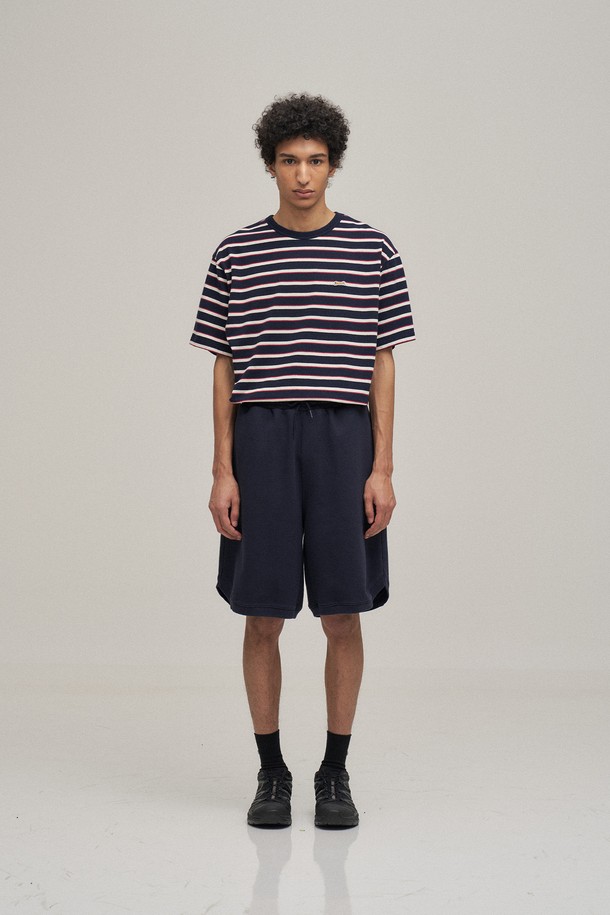 네이비 컬러의 클래식 스웻 쇼츠입니다. 부드러운 면 소재로 제작되어 편안한 착용감을 선사하며, 봄, 여름 시즌에 활용하기 좋습니다. 루즈핏과 오버핏으로 디자인되어 캐주얼하고 스포티한 스타일을 연출하며, 워싱 처리로 자연스러운 느낌을 더했습니다. 활동성을 높이는 사이드 슬릿 디테일이 돋보이며, 밴딩 처리된 허리 부분은 편안한 착용감을 제공합니다. 동네 마실룩, 여행룩, 집콕룩 등 다양한 TPO에 맞춰 미니멀하고 세련된 스타일을 완성해보세요.
