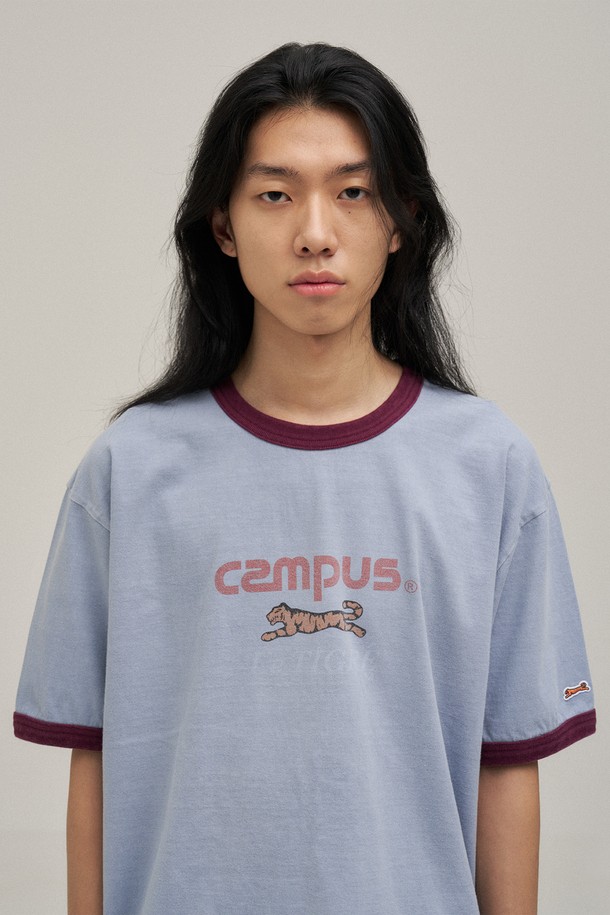페이드 블루 컬러의 Campus 오버다잉 링거 티셔츠입니다. 16수 코튼 소재로 제작되어 탄탄한 촉감을 자랑하며, 스탠다드핏으로 편안하게 착용할 수 있습니다. 빈티지하고 캐주얼한 스타일을 연출하며, 봄, 여름 시즌 데일리룩에 활용하기 좋습니다. 가먼트 다잉 처리로 자연스러운 색감과 로고/프린트 패턴이 특징입니다. 동네 마실룩이나 여행룩에 매치하여 개성 있는 스타일을 완성해보세요.
