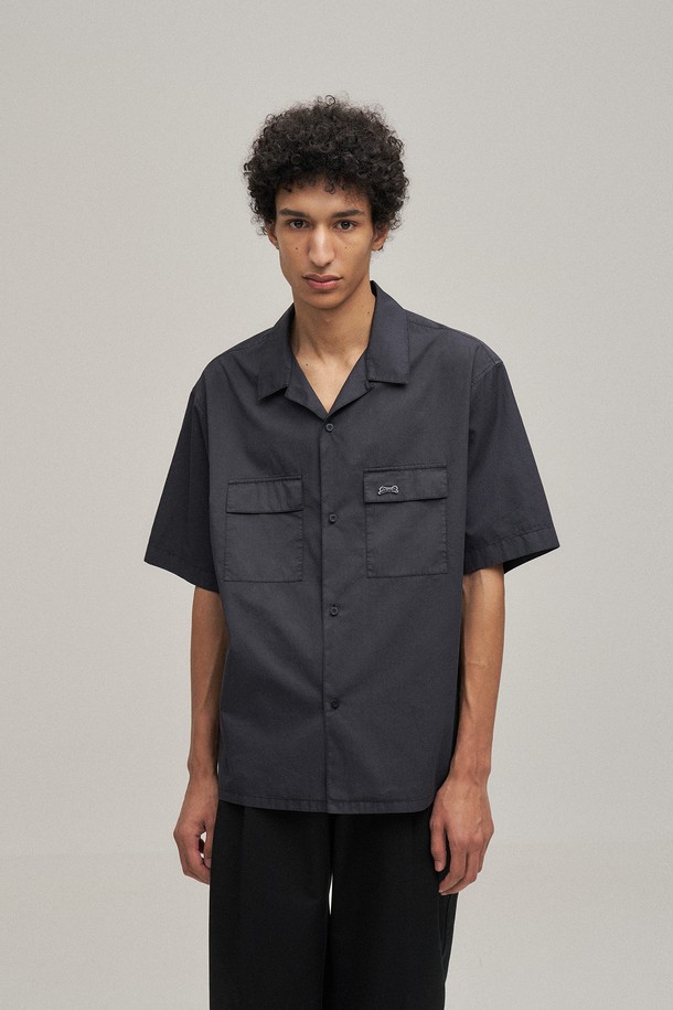 오픈 카라 오버다잉 셔츠 (Almost Black)는 빈티지하고 베이직한 스타일을 선호하는 남성 고객을 위한 셔츠입니다. USA Cotton 100% 60수 트윌 소재로 제작되어 얇고 시원한 착용감을 제공하며, 가먼트 다잉 처리로 은은한 멋을 더했습니다. 오픈 카라 디자인과 반소매 기장으로 여름철 데이트룩, 카페룩 등 캐주얼, 미니멀, 클래식한 스타일을 연출하기에 좋습니다. 세미 오버핏으로 편안하면서도 세련된 핏을 선사합니다. 무지 디자인의 블랙 컬러로 어떤 하의에도 잘 어울려 활용도가 높습니다.
