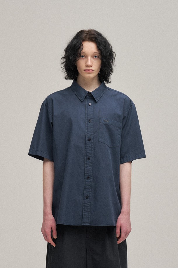 네이비 컬러의 옥스포드 반소매 셔츠입니다. 부드러운 촉감의 40수 면 옥스포드 원단을 사용하여 편안한 착용감을 선사하며, 베이직하고 빈티지한 스타일을 연출합니다. 차이나 칼라 디자인에 스탠다드 핏으로 제작되었으며, 가먼트다잉(Garment Dyeing) 처리를 통해 자연스러운 색감과 빈티지한 매력을 더했습니다. 얇은 두께감으로 봄, 여름철에 시원하게 입을 수 있으며, 포켓 디테일이 실용성을 더했습니다. 데이트룩, 동네 마실룩, 카페룩 등 다양한 TPO에 캐주얼, 클래식, 미니멀 스타일로 활용하기 좋습니다.
