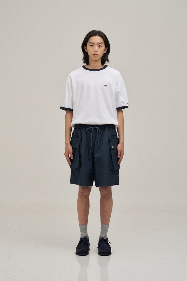 모던 카고 쇼츠 (라이트 네이비)는 남성 여름 패션을 위한 완벽한 선택입니다. 부드러운 나일론 소재의 와이드핏 반바지로, 캐주얼 및 스포티 스타일을 연출합니다. 허리 스트링과 아웃포켓, 로고 와펜 및 자수 디테일이 돋보이며, 밴딩 처리로 편안한 착용감을 제공합니다. 휴가룩, 여행룩 등 다양한 TPO에 미니멀한 스타일을 더해 개성 있는 코디를 완성해보세요. 일상 속에서도 스타일리시함을 놓치지 않도록 디자인되었습니다.
