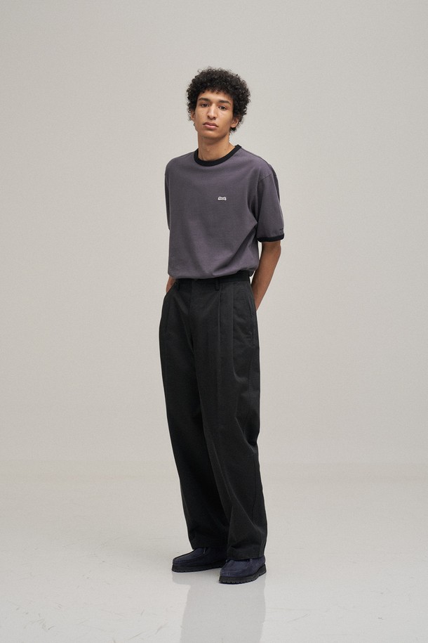 세련된 남성용 클래식 치노 팬츠(블랙)입니다. 데일리룩과 비즈니스 캐주얼에 모두 활용하기 좋은 베이직한 디자인으로, 봄, 여름 시즌에 적합합니다. 면 소재로 제작되어 탄탄한 촉감을 선사하며, 세미 벌룬 핏으로 편안하면서도 멋스러운 실루엣을 연출합니다. 투턱 디테일과 바이오 워싱 가공으로 고급스러움을 더했으며, YKK 지퍼와 브랜드 로고 각인 단추, 로고 레터링 프린트로 섬세한 디테일을 살렸습니다. 클래식, 미니멀, 캐주얼 스타일을 즐겨 입는 남성에게 추천합니다.
