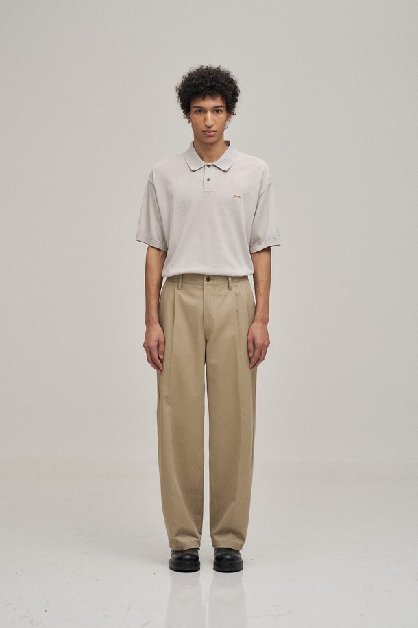 클래식 치노 팬츠 (라이트 카키)는 남성분들을 위한 베이직하고 세련된 디자인의 치노 팬츠입니다. 봄, 여름 시즌에 적합하며, 출근룩과 비즈니스 캐주얼 스타일에 잘 어울립니다. 넉넉한 루즈핏의 세미 벌룬 핏으로 편안함과 스타일리시함을 동시에 잡았습니다. 면 소재에 투 턱 디테일을 더해 클래식한 무드를 강조했으며, 바이오 워싱 처리로 부드러운 촉감을 선사합니다. YKK 지퍼, 브랜드 로고 각인 단추, 로고 레터링 프린트 등의 섬세한 디테일이 돋보이는 제품입니다.
