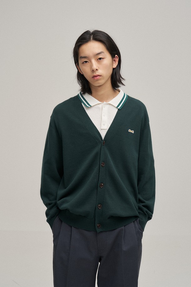 'Classic V-neck cardigan (Forest)'는 포레스트 그린 컬러의 남녀 공용 브이넥 가디건입니다. 면 100% 원사를 사용하여 부드러운 촉감을 느낄 수 있으며, 봄, 가을에 착용하기 좋습니다. 스탠다드핏으로 제작되었으며, 소매와 밑단 립조직 마감, 가슴 자수 와펜 디테일, 소맷단 포인트 라벨, 레터링 로고 각인 단추 등 섬세한 디테일이 돋보입니다. 클래식, 미니멀, 캐주얼 스타일을 즐기는 분들께 데이트룩, 카페룩, 가을 나들이룩으로 추천합니다.
