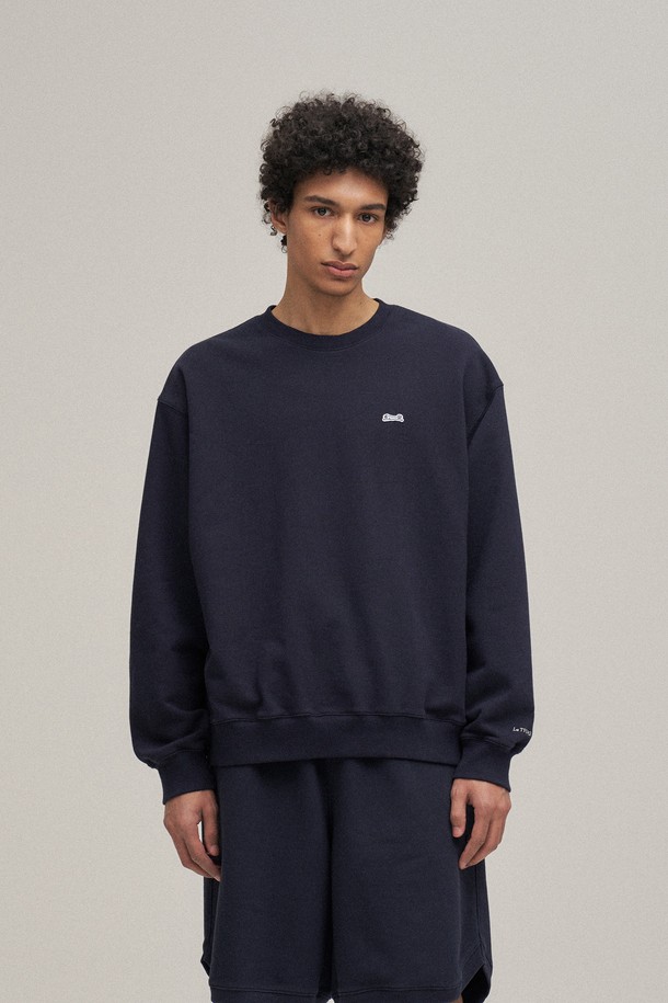 클래식 아플리케 스웨트셔츠(네이비)는 남성용으로, 캐주얼, 미니멀, 클래식 스타일을 추구하는 분들께 적합합니다. 부드러운 면 소재로 제작되어 편안한 착용감을 선사하며, 두꺼운 두께감으로 겨울철 데일리룩에 따뜻함을 더합니다. 루즈핏 라운드넥 디자인과 긴 소매 기장으로 편안함을 강조했으며, 아플리케 디테일과 자수 와펜, 헤링본 테이프 마감, 갈라상봉 스티치가 특징입니다. 네이비 컬러에 로고와 레터링 패턴이 돋보이는 베이직한 스웨트셔츠입니다.
