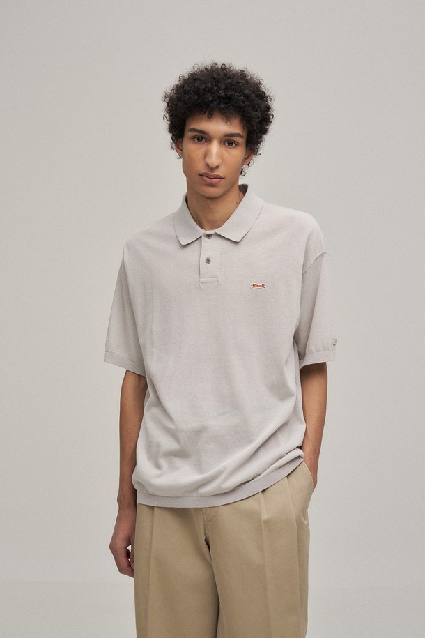 미드 그레이 컬러의 트로피컬 폴로 니트 풀오버입니다. 봄, 여름 시즌에 어울리는 얇은 두께의 면 혼방 소재로 제작되어 통기성이 우수하며, 부드러운 촉감을 선사합니다. 베이직하고 캐주얼한 스타일로 데이트룩, 카페룩 등 다양한 TPO에 활용하기 좋습니다. 반소매, 폴로 카라 디자인에 세미 루즈핏으로 편안한 착용감을 제공하며, 14GG / PLAIN 조직, 립조직 소매단과 밑단 디테일로 완성도를 높였습니다. 홍콩 공장에서 제작되었습니다.
