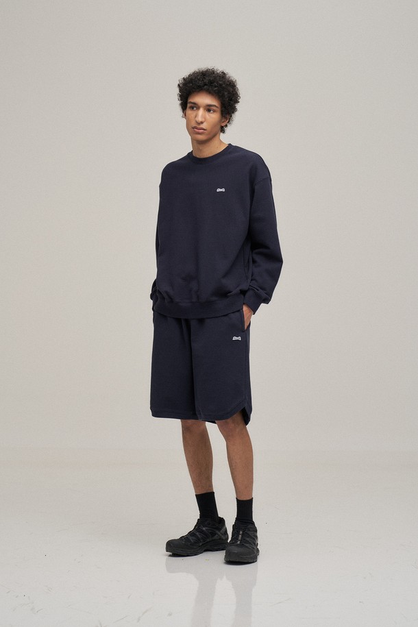 네이비 컬러의 클래식 스웻 쇼츠입니다. 부드러운 면 소재로 제작되어 편안한 착용감을 선사하며, 봄, 여름 시즌에 활용하기 좋습니다. 루즈핏과 오버핏으로 디자인되어 캐주얼하고 스포티한 스타일을 연출하며, 워싱 처리로 자연스러운 느낌을 더했습니다. 활동성을 높이는 사이드 슬릿 디테일이 돋보이며, 밴딩 처리된 허리 부분은 편안한 착용감을 제공합니다. 동네 마실룩, 여행룩, 집콕룩 등 다양한 TPO에 맞춰 미니멀하고 세련된 스타일을 완성해보세요.
