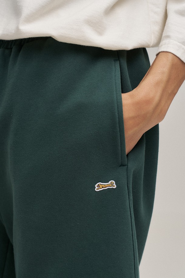 포레스트 그린 컬러의 클래식 스웻 쇼츠입니다. 면 소재로 제작되어 부드러운 촉감을 선사하며, 오버핏으로 편안한 착용감을 제공합니다. 일상, 집콕, 산책 등 다양한 TPO에 활용하기 좋으며, 캐주얼, 스포티, 미니멀 스타일을 연출할 수 있습니다. 워싱 처리와 사이드 슬릿 디테일이 돋보이며, 셋업으로도 활용 가능하여 활용도가 높습니다. 봄, 가을 시즌에 적합한 아이템입니다.
