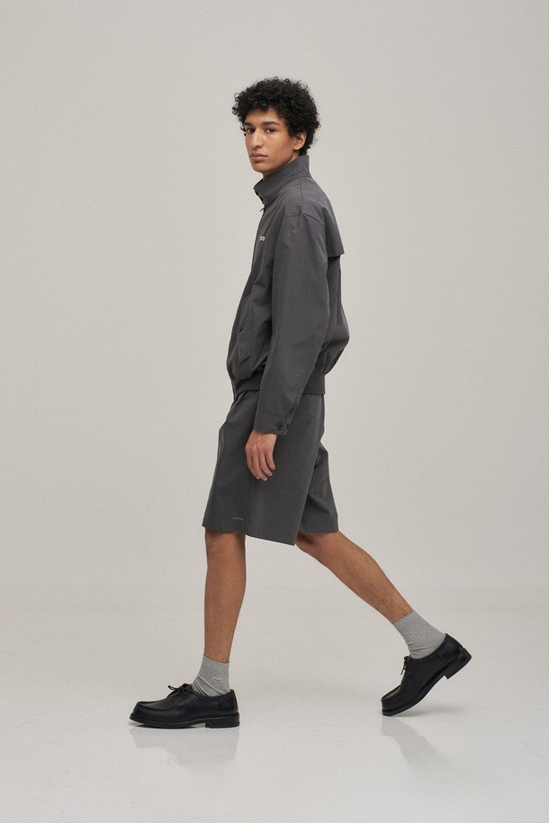 그래파이트 컬러의 투턱 밴딩 반바지입니다. 사각거리는 촉감의 여름용 남성 반바지로, 베이직하고 캐주얼한 스타일을 연출합니다. 와이드핏으로 편안함을 더했으며, YKK 지퍼와 워싱 처리를 통해 완성도를 높였습니다. 동네 마실룩이나 여행룩에 활용하기 좋으며, 캐주얼, 미니멀, 클래식 스타일을 즐기는 분들께 추천합니다.
