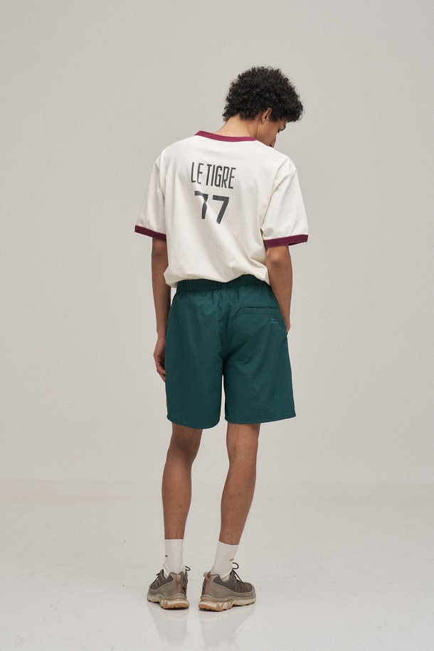 캠퍼스 오버다잉 링거 티셔츠 (에그쉘)는 남성용 티셔츠로, 빈티지하면서도 캐주얼한 스타일을 연출합니다. 16수 코튼 100% 소재에 가먼트 다잉 기법을 적용하여 자연스러운 색감과 부드러운 착용감을 선사합니다. 링거 티셔츠 디자인으로 포인트를 더했으며, 봄, 여름 시즌에 동네 마실룩이나 여행룩으로 활용하기 좋습니다. 스탠다드핏에 라운드넥, 반소매 기장으로 제작되었으며, 구김이 적고 세탁 후에도 복원력이 뛰어납니다. 에그쉘과 버건디 두 가지 색상으로 만나보세요.
