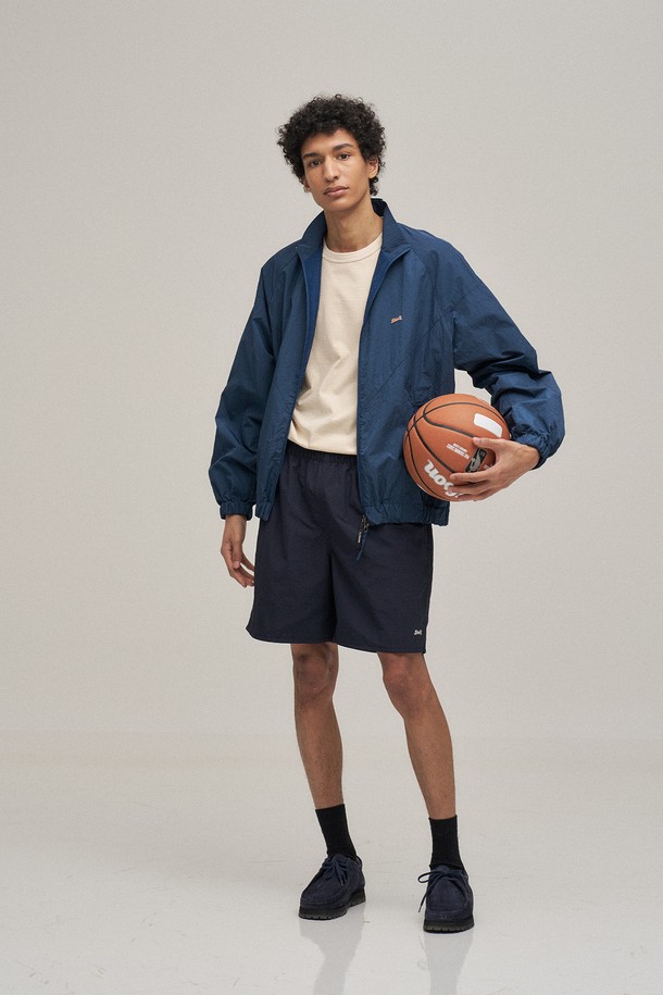 아이보리 컬러의 "클래식 포켓 티셔츠"입니다. 남성용 티셔츠로, 봄과 여름에 가볍게 입기 좋습니다. 베이직하고 캐주얼한 스타일로 데이트룩, 동네 마실룩 등 다양한 TPO에 활용할 수 있습니다. 면 소재로 제작되어 부드러운 착용감을 느낄 수 있으며, 스탠다드 핏으로 편안하게 착용 가능합니다. 라운드넥 반소매 디자인에 포켓 디테일을 더해 실용성을 높였으며, 구김이 적고 복원력이 뛰어납니다. 캐주얼, 미니멀, 클래식 스타일을 즐겨 입는 분들께 추천합니다.
