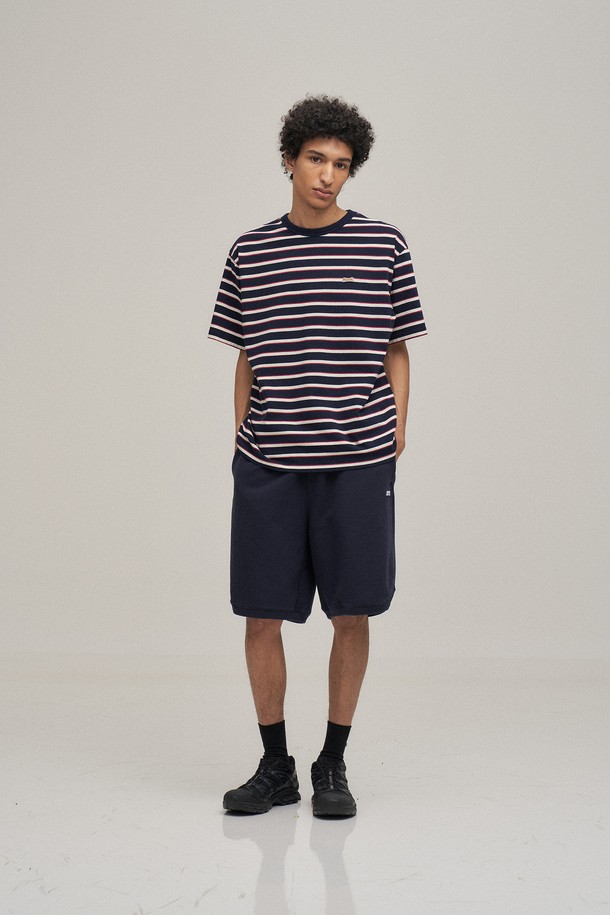 네이비 컬러의 멀티 스트라이프 패턴이 돋보이는 남성용 반팔 티셔츠입니다. 면 100% 소재로 제작되어 부드러운 촉감을 선사하며, 얇은 두께감으로 봄, 여름 시즌에 시원하게 착용하기 좋습니다. 스탠다드핏으로 편안한 착용감을 제공하며, 라운드넥 디자인으로 어떤 스타일에도 잘 어울립니다. 워싱 처리로 자연스러운 멋을 더했으며, 레이어드하여 다양한 스타일을 연출할 수 있습니다. 산책룩, 여행룩 등 캐주얼하고 스포티한 스타일을 즐겨보세요.
