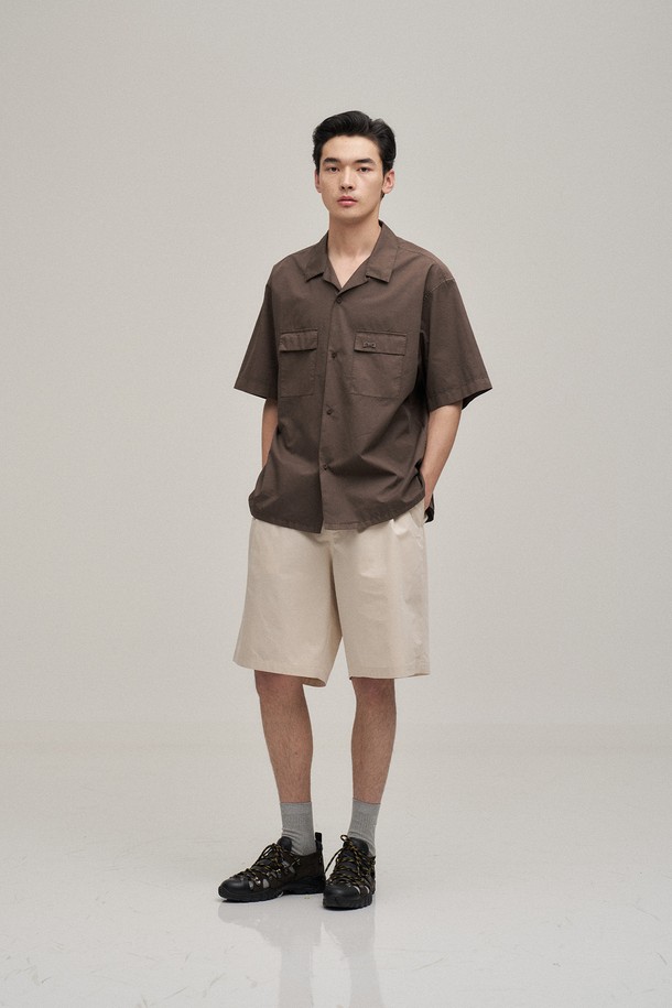 오픈 카라 오버다잉 셔츠 (Mild Brown)는 USA 코튼 100%의 60수 트윌 원단으로 제작되어 부드러운 착용감을 선사합니다. 밀드 브라운 컬러의 셔츠는 가먼트 다잉(Gament Dyeing) 공법으로 빈티지한 무드를 더했으며, 세미 오버핏으로 편안한 착용감을 제공합니다. 여름철, 오픈 카라 디자인과 얇은 두께감으로 시원하게 착용 가능하며, 데이트룩, 카페룩 등 다양한 TPO에 활용할 수 있습니다. 캐주얼, 미니멀, 클래식 스타일을 즐겨 입는 남성분들께 추천하는 아이템입니다.
