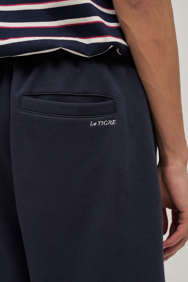 네이비 컬러의 클래식 스웻 쇼츠입니다. 부드러운 면 소재로 제작되어 편안한 착용감을 선사하며, 봄, 여름 시즌에 활용하기 좋습니다. 루즈핏과 오버핏으로 디자인되어 캐주얼하고 스포티한 스타일을 연출하며, 워싱 처리로 자연스러운 느낌을 더했습니다. 활동성을 높이는 사이드 슬릿 디테일이 돋보이며, 밴딩 처리된 허리 부분은 편안한 착용감을 제공합니다. 동네 마실룩, 여행룩, 집콕룩 등 다양한 TPO에 맞춰 미니멀하고 세련된 스타일을 완성해보세요.
