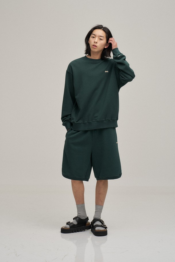 포레스트 그린 컬러의 클래식 스웻 쇼츠입니다. 면 소재로 제작되어 부드러운 촉감을 선사하며, 오버핏으로 편안한 착용감을 제공합니다. 일상, 집콕, 산책 등 다양한 TPO에 활용하기 좋으며, 캐주얼, 스포티, 미니멀 스타일을 연출할 수 있습니다. 워싱 처리와 사이드 슬릿 디테일이 돋보이며, 셋업으로도 활용 가능하여 활용도가 높습니다. 봄, 가을 시즌에 적합한 아이템입니다.

