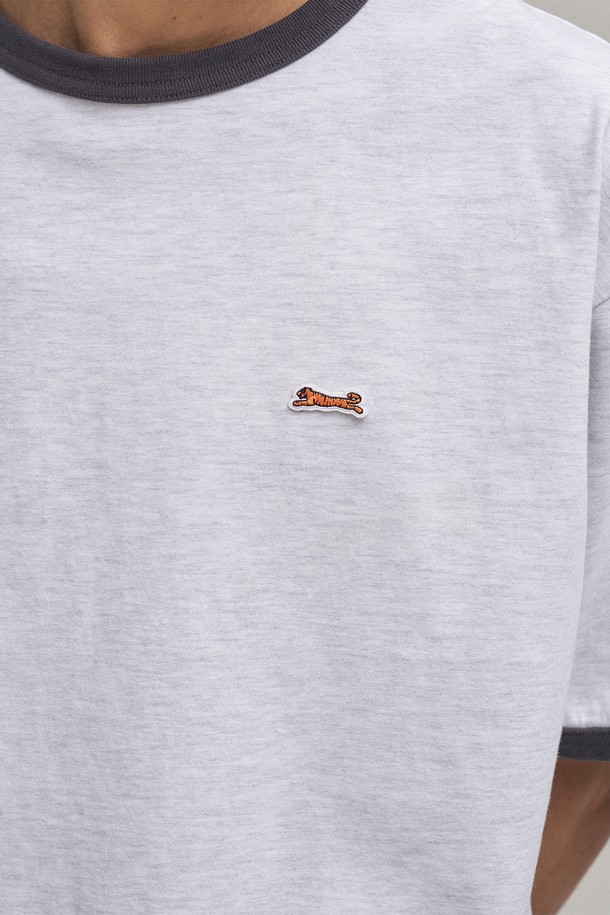 화이트 멜란지 컬러의 Classic Ringer 티셔츠입니다. 16수 코튼 100% 소재로 제작되어 부드러운 촉감과 구김이 적은 것이 특징입니다. 스탠다드핏에 라운드넥 디자인으로, 봄, 여름 시즌 일상에서 편안하게 착용하기 좋습니다. 세탁 후에도 복원력이 뛰어나며, 수축이나 변형이 적어 오랫동안 깔끔하게 입을 수 있습니다. 미니멀, 캐주얼, 클래식 스타일을 선호하는 남성분들께 동네 마실룩, 카페룩으로 추천합니다.
