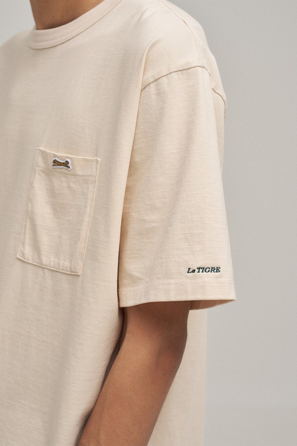 아이보리 컬러의 "클래식 포켓 티셔츠"입니다. 남성용 티셔츠로, 봄과 여름에 가볍게 입기 좋습니다. 베이직하고 캐주얼한 스타일로 데이트룩, 동네 마실룩 등 다양한 TPO에 활용할 수 있습니다. 면 소재로 제작되어 부드러운 착용감을 느낄 수 있으며, 스탠다드 핏으로 편안하게 착용 가능합니다. 라운드넥 반소매 디자인에 포켓 디테일을 더해 실용성을 높였으며, 구김이 적고 복원력이 뛰어납니다. 캐주얼, 미니멀, 클래식 스타일을 즐겨 입는 분들께 추천합니다.
