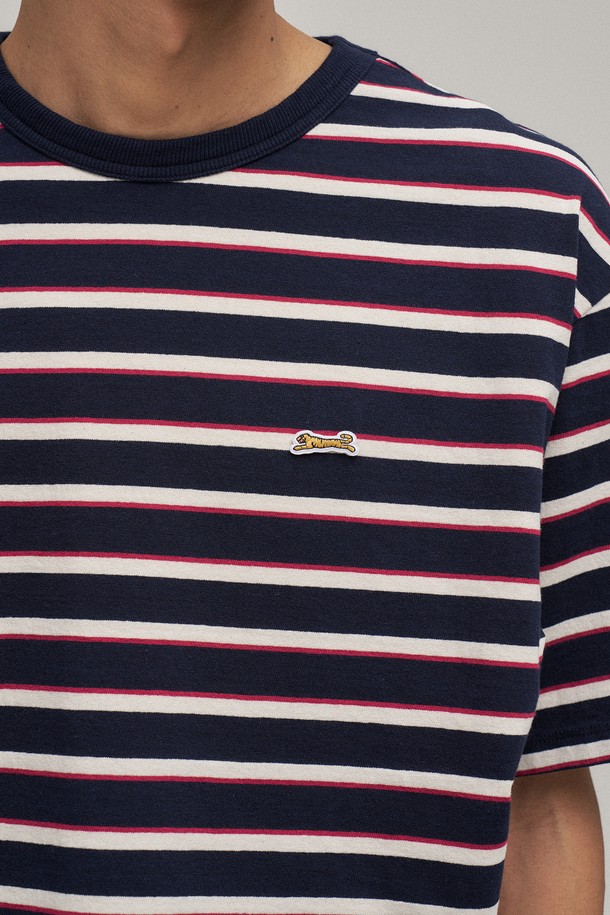 네이비 컬러의 멀티 스트라이프 패턴이 돋보이는 남성용 반팔 티셔츠입니다. 면 100% 소재로 제작되어 부드러운 촉감을 선사하며, 얇은 두께감으로 봄, 여름 시즌에 시원하게 착용하기 좋습니다. 스탠다드핏으로 편안한 착용감을 제공하며, 라운드넥 디자인으로 어떤 스타일에도 잘 어울립니다. 워싱 처리로 자연스러운 멋을 더했으며, 레이어드하여 다양한 스타일을 연출할 수 있습니다. 산책룩, 여행룩 등 캐주얼하고 스포티한 스타일을 즐겨보세요.
