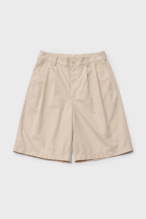 아몬드밀크 컬러의 투 턱 밴딩 쇼츠는 편안함과 스타일을 동시에 잡은 남성용 반바지입니다. 넉넉한 루즈핏 와이드 실루엣에 사각거리는 촉감의 소재로 시원하게 착용할 수 있습니다. YKK 지퍼와 워싱 처리, 투 턱 디자인으로 완성도를 높였으며, 일상, 휴가, 바캉스 등 다양한 TPO에 활용하기 좋습니다. 캐주얼, 미니멀, 클래식 스타일을 즐겨 입는 분들께 추천하는 여름철 필수 아이템입니다.
