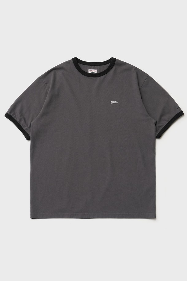 차콜 색상의 클래식 링거 티셔츠입니다. 16수 면 100% 소재로 제작되어 부드러운 촉감과 구김이 적은 것이 특징입니다. 스탠다드 핏의 라운드넥 반소매 디자인으로, 봄, 여름 일상에서 편안하게 착용하기 좋습니다. 베이직하고 빈티지한 스타일을 연출하며, 동네 마실룩이나 여행룩에 활용하기 좋습니다. 복원력이 좋아 변형 없이 오랫동안 즐겨 입을 수 있습니다.
