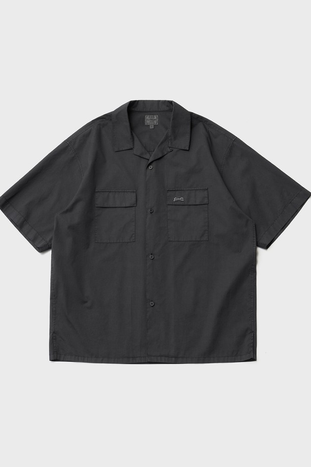 오픈 카라 오버다잉 셔츠 (Almost Black)는 빈티지하고 베이직한 스타일을 선호하는 남성 고객을 위한 셔츠입니다. USA Cotton 100% 60수 트윌 소재로 제작되어 얇고 시원한 착용감을 제공하며, 가먼트 다잉 처리로 은은한 멋을 더했습니다. 오픈 카라 디자인과 반소매 기장으로 여름철 데이트룩, 카페룩 등 캐주얼, 미니멀, 클래식한 스타일을 연출하기에 좋습니다. 세미 오버핏으로 편안하면서도 세련된 핏을 선사합니다. 무지 디자인의 블랙 컬러로 어떤 하의에도 잘 어울려 활용도가 높습니다.
