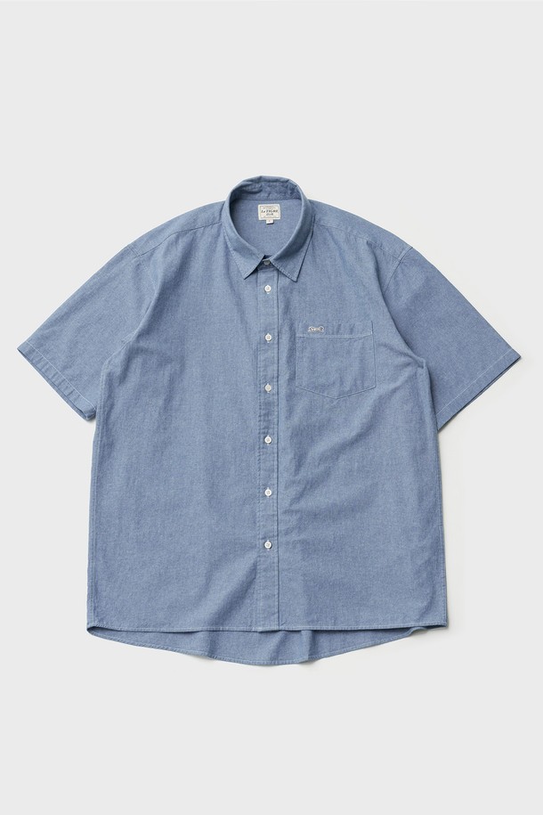 옥스포드 반소매 셔츠 (미드 블루)는 베이직하면서도 캐주얼한 스타일을 연출하는 남성용 셔츠입니다. 봄, 여름 시즌에 적합하며, 스탠다드 핏과 레귤러 기장으로 편안한 착용감을 선사합니다. 면 소재로 제작되어 얇고 시원하며, 데이트룩이나 카페룩에 잘 어울립니다. 가슴 포켓에 로고 자수 디테일, 르티그레 레터링 로고가 각인된 단추로 디자인 포인트를 더했습니다. 미니멀하고 클래식한 무드를 선호하는 분들께 추천합니다.
