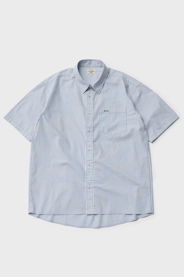 옥스퍼드 반소매 셔츠 (스트라이프)는 남성용 셔츠로, 봄과 여름에 시원하게 착용하기 좋습니다. 베이직하고 캐주얼한 스타일을 연출하며, 데이트룩 또는 카페룩에 적합합니다. 면 소재의 스탠다드핏 레귤러 기장으로 편안한 착용감을 선사합니다. 가슴 포켓에는 로고 자수 디테일이, 단추에는 르티그레 레터링 로고가 있어 포인트를 더합니다. 얇은 두께감과 스트라이프 패턴으로 캐주얼, 미니멀, 클래식 스타일을 모두 소화할 수 있습니다.
