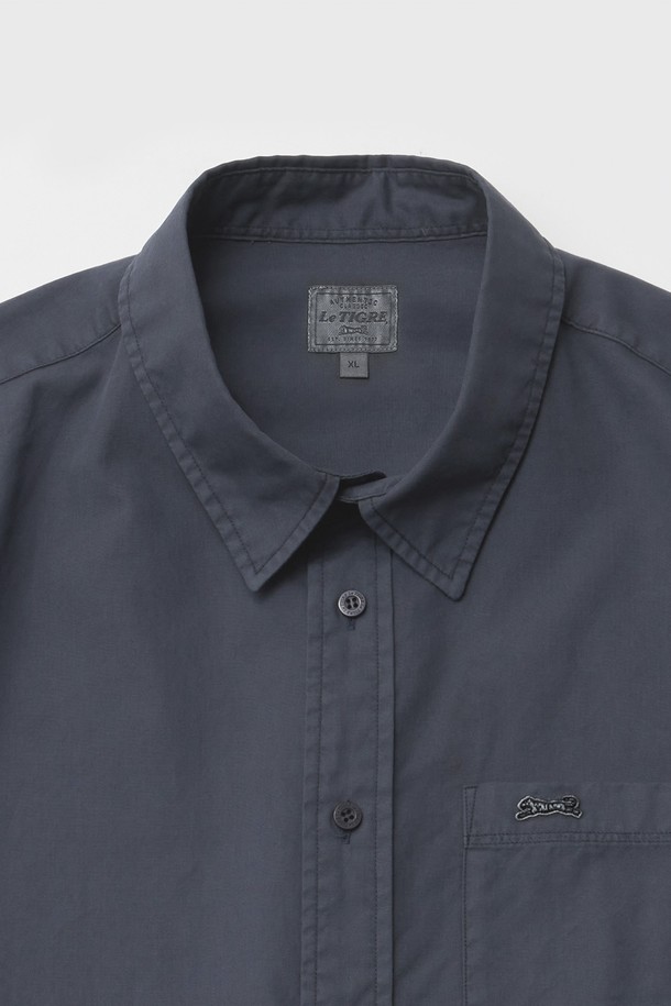 네이비 컬러의 옥스포드 반소매 셔츠입니다. 부드러운 촉감의 40수 면 옥스포드 원단을 사용하여 편안한 착용감을 선사하며, 베이직하고 빈티지한 스타일을 연출합니다. 차이나 칼라 디자인에 스탠다드 핏으로 제작되었으며, 가먼트다잉(Garment Dyeing) 처리를 통해 자연스러운 색감과 빈티지한 매력을 더했습니다. 얇은 두께감으로 봄, 여름철에 시원하게 입을 수 있으며, 포켓 디테일이 실용성을 더했습니다. 데이트룩, 동네 마실룩, 카페룩 등 다양한 TPO에 캐주얼, 클래식, 미니멀 스타일로 활용하기 좋습니다.
