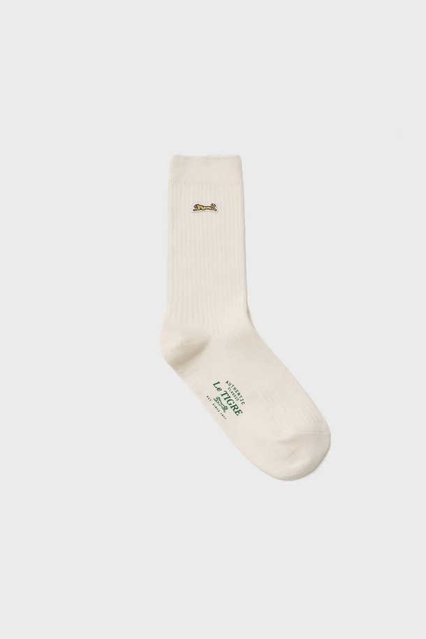에크루 컬러의 Heritage 골지 양말입니다. 면 소재로 제작되어 사계절 내내 착용 가능하며, 두꺼운 두께감으로 포근함을 더합니다. 캐주얼, 미니멀, 클래식 스타일을 모두 소화하며, 집콕룩, 동네 마실룩, 산책룩에 잘 어울립니다. 측면에 호랑이 자수 와펜이 돋보이며, 발바닥 부분에는 아트웍 프린팅이 더해져 유니크한 디자인을 선사합니다. 더블 실린더 기계 작업과 144침 삭스로 제작되어 높은 퀄리티를 자랑하며, 신축성 있는 소재로 편안하게 착용할 수 있습니다.
