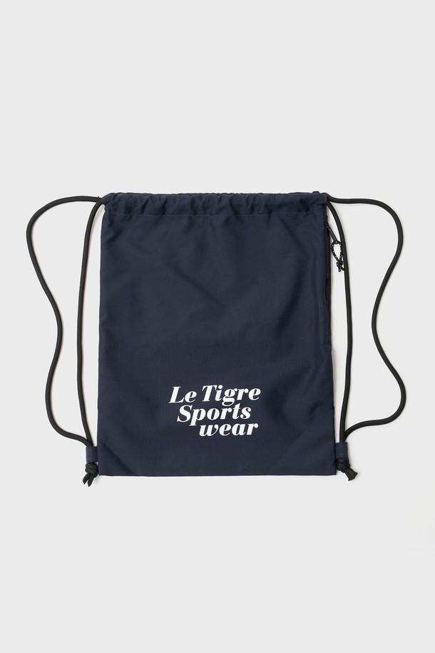 네이비 컬러의 Draw string 짐색 (스포츠 로고)입니다. 미디엄 사이즈의 나일론 소재로 제작되었으며, 스트링으로 사이즈 조절이 가능합니다. 짐색 전면에 지퍼 포켓이 있어 수납력을 높였으며, 사각 형태에 로고와 레터링 패턴이 특징입니다. 스포츠 활동이나 일상에서도 활용하기 좋은 캐주얼, 스포티, 미니멀 스타일의 가방으로, 여행룩과 피트니스룩에 잘 어울립니다.
