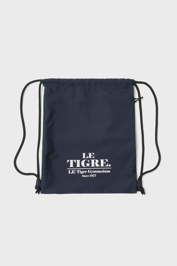네이비 컬러의 짐 로고 드로우 스트링 짐색입니다. 나일론 소재로 제작되어 튼튼하며, 미디엄 사이즈로 피트니스 및 일상에서 활용하기 좋습니다. 사각 형태에 로고 프린트와 레터링 디자인으로 포인트를 주었으며, 전면 지퍼 수납공간과 후면 레터링 전사 프린트가 특징입니다. 스트링 길이 조절이 가능하며, 조임용 끈과 지퍼형 잠금 방식으로 내용물을 안전하게 보관할 수 있습니다. 가로 38.5cm, 세로 47cm의 넉넉한 수납공간으로, 스포티하고 미니멀한 피트니스룩을 연출하기에 적합합니다.
