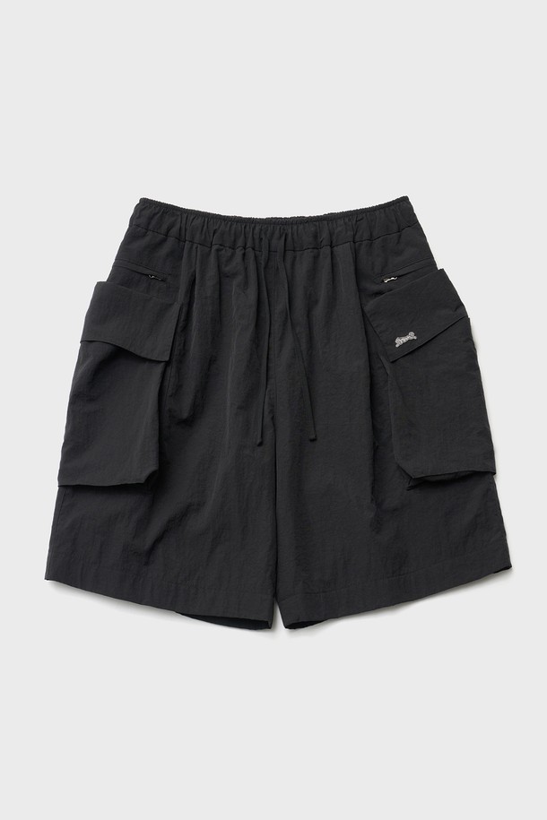 모던 카고 쇼츠 (블랙)는 편안함과 스타일을 모두 갖춘 남성용 반바지입니다. 나일론 소재로 제작되어 부드러운 촉감과 와이드 핏, 루즈핏으로 편안한 착용감을 선사합니다. 허리 스트링과 아웃포켓 디자인, 로고 장식, 선그립 디테일이 특징이며, 일상 및 캐주얼, 여행이나 휴가룩으로 활용하기 좋습니다. 봄, 여름 시즌에 어울리는 블랙 컬러의 무지 반바지로, 스트릿, 캐주얼, 시티보이 스타일을 연출하기에 좋습니다. 밴딩 처리로 편안하게 착용할 수 있습니다.
