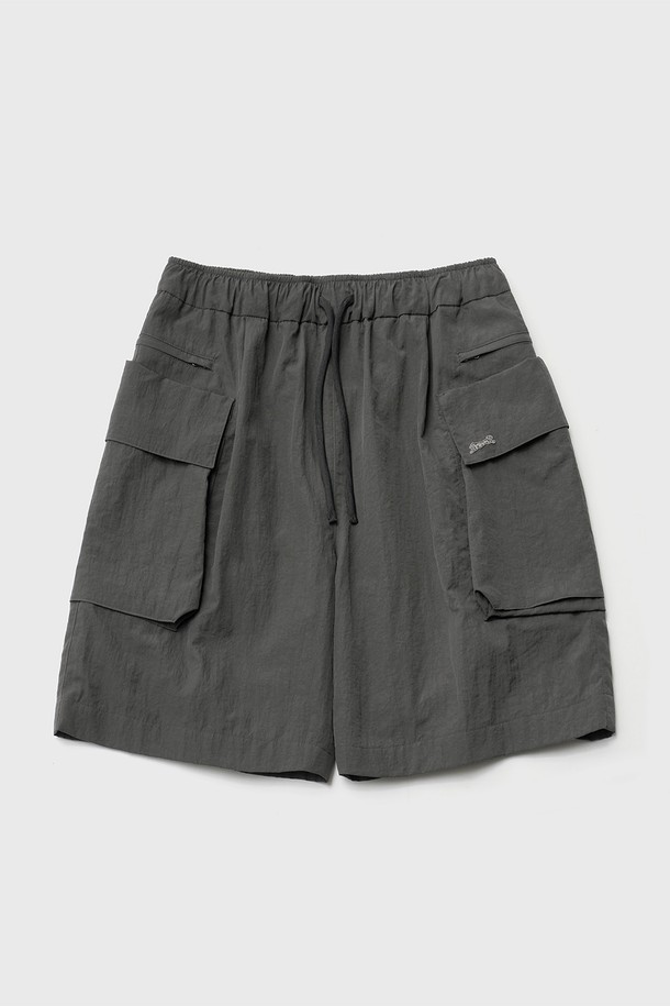 모던 카고 쇼츠 (프로스트 그레이)는 시원하고 편안한 여름 스타일을 위한 완벽한 선택입니다. 루즈핏 와이드 실루엣에 부드러운 나일론 소재를 사용하여 편안한 착용감을 선사하며, 허리 스트링과 밴딩 처리로 활동성을 높였습니다. 톤온톤의 무지 디자인에 아웃포켓과 로고 와펜, 로고 자수 디테일로 스트릿 무드를 더했습니다. 캐주얼, 스트리트, 미니멀 스타일을 즐기는 남녀 모두에게 어울리며, 일상, 여행, 휴가 등 다양한 TPO에 활용하기 좋습니다.


